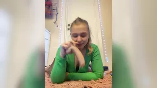 jucieLussie грудастая шлюшка глубоко глотает резиновый член