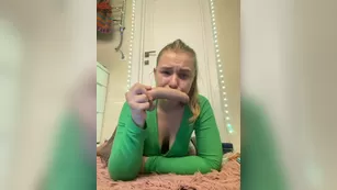 jucieLussie грудастая шлюшка глубоко глотает резиновый член