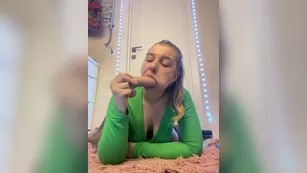 jucieLussie грудастая шлюшка глубоко глотает резиновый член