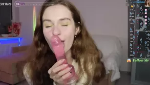 lolliruth облизывает розовый фаллос как чупа-чупс