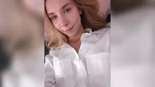 emilypech застенчивая сучка раздвигает ножки