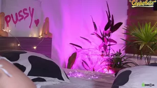 _deepthroatgalactica смазала сиськи маслом и сосет резиновый член