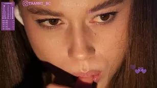 Taanni красотка эротично облизывает пальчики