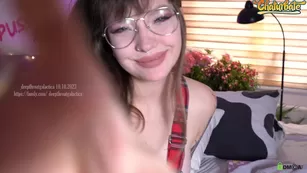 _deepthroatgalactica нежно трет клитор и играет с сиськами