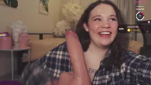 chery_lady22 пышная телка обожает брать большой член за щеку