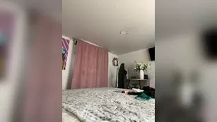 -MaybeBaby- секси шлюшка показала большие классные сиськи