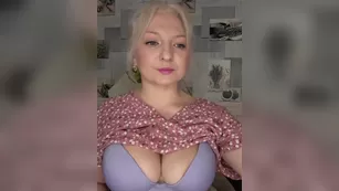 Anesteishen трогает сиськи и показывает размер ротика