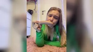 jucieLussie смотри чтобы не проглотила твой член во время минета