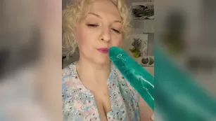 Anesteishen твой член разорвал бы ее маленький ротик