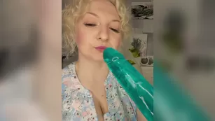 Anesteishen твой член разорвал бы ее маленький ротик