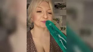 Anesteishen милфа лижет головку резиновой игрушки