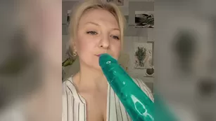 Anesteishen пышная милфа сосет головку резинового члена