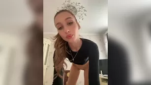 RiaMaryia передернула на камеру пока подружка не видит