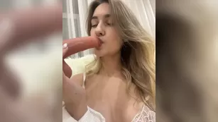 -Lana-Chester- малышка обожает облизвать головку члена