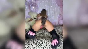 Lady-Dee телка в чулках дразнится своей анальной пробкой с хвостиком