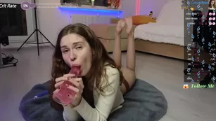 lolliruth наяривает розовый член от первого лица