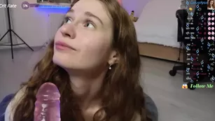 lolliruth наяривает розовый член от первого лица