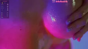 HEYBANANA эротично танцует голая и обливается светящейся краской