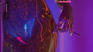 HEYBANANA эротично танцует голая и обливается светящейся краской