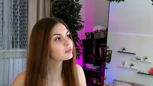 Angel076 красотка шлепает себя по заднице у зеркала