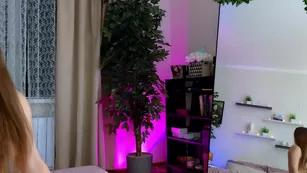 Angel076 красотка шлепает себя по заднице у зеркала