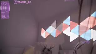 Taanni милая девочка показала свои красивые сисечки