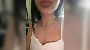 YourLovessz тин делает сочный минет своему парню POV