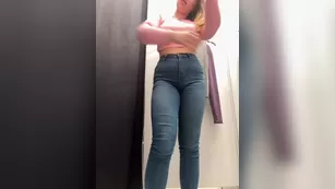 jucieLussie телка всегда носит с собой дилдо чтобы долбиться в раздевалке