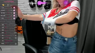 MiyaKiss зрелая блондинка трахается в жопу резиновым членом