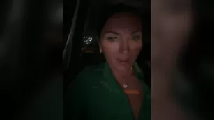 DIVORA милфа ласкает письку в такси