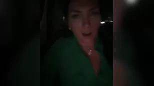 DIVORA милфа ласкает письку в такси