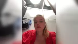 jucieLussie как же я могла не показать тебе пизду в раздевалке