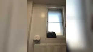 DIVORA милфа позирует в красных трусиках в туалете ТЦ