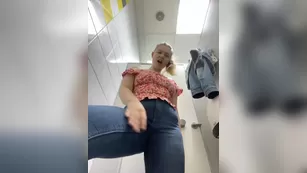 jucieLussie решила показать жопу подписчикам в раздевалке