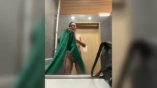 DIVORA обожаю подрочить клитор перед выходом на улицу