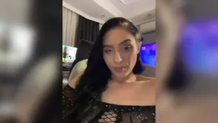 PARTYNEXTNEXT дрочит пизду игрушкой, пока парень липнет в комп