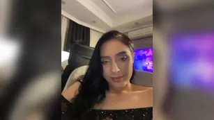 PARTYNEXTNEXT дрочит пизду игрушкой, пока парень липнет в комп