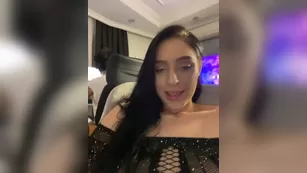 PARTYNEXTNEXT дрочит пизду игрушкой, пока парень липнет в комп