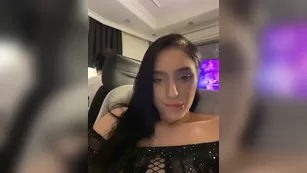 PARTYNEXTNEXT дрочит пизду игрушкой, пока парень липнет в комп