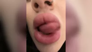 Wet__Bunny залипла в туалете с вибратором