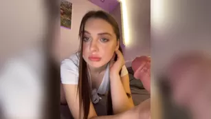 mendi- малышка сочно засасывает и надрачивает дилдо