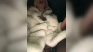 GoldPussy69 рьяная шлюшка подарила таксисту трусики