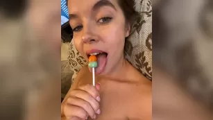 -Alessandra голая малышка сочно кушает чупик