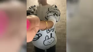 -Ange1ok- малышку так возбудил охмибод, что пришлось дрочить в туалете
