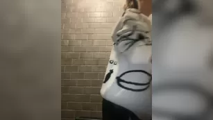 -Ange1ok- малышку так возбудил охмибод, что пришлось дрочить в туалете