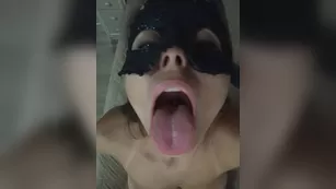 -Smetanka- грудастая милфа дрочит член между сисек