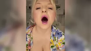 Anesteishen зрелая сучка достала большие сиськи и теребит пизду