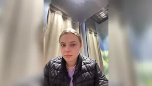 jucieLussie дразнит свою пышную пизденку