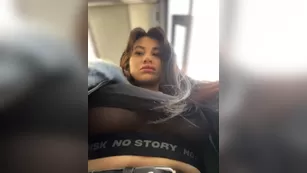 Wet__Bunny шлюшка в автобусе показала голые сиськи