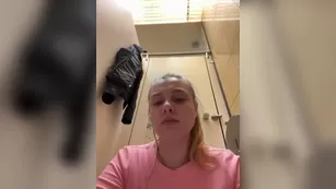 jucieLussie малолетка устроила приватное шоу в общественном туалете